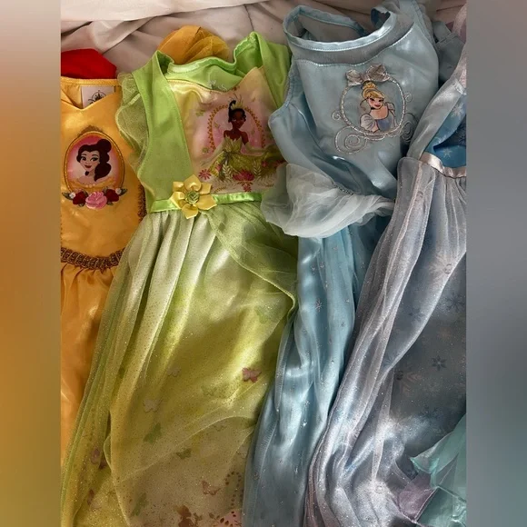 Disney princess dress up lot - Picture 3 of 5